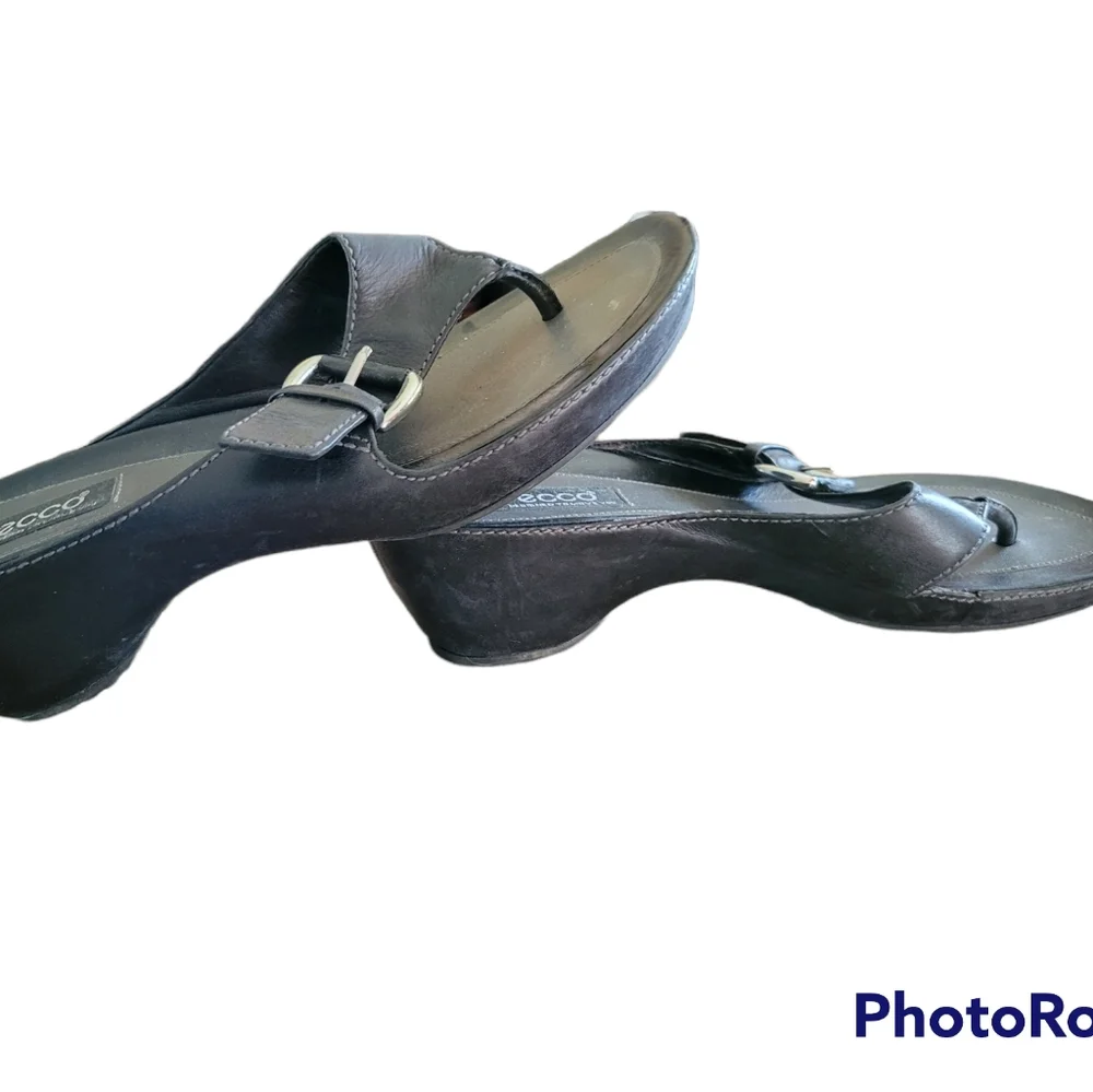 Ecco flip flops black size 9
